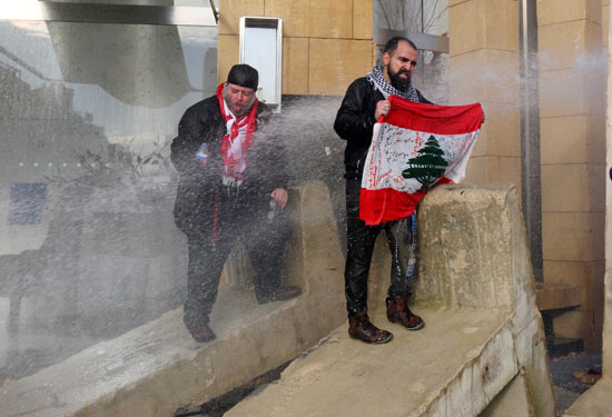 متظاهرون-يحملون-الأعلام-اللبنانية