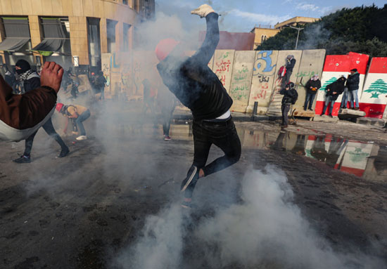 الشرطة-تطلق-قنابل-الغاز-على-المتظاهرين