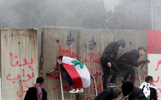 كر-وفر-بين-الشرطة-والمتظاهرين-فى-لبنان