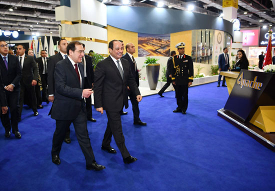 الرئيس السيسى يتفقد أجنحة معرض مصر الدولي للبترول (5)
