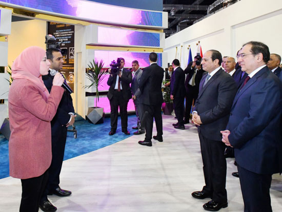 الرئيس السيسى يتفقد أجنحة معرض مصر الدولي للبترول (3)