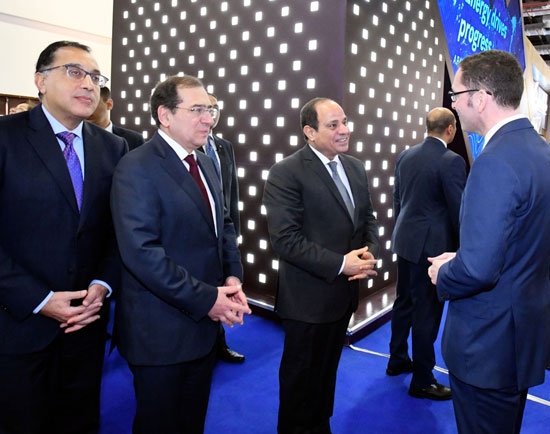 الرئيس السيسى يتفقد أجنحة معرض مصر الدولي للبترول (6)