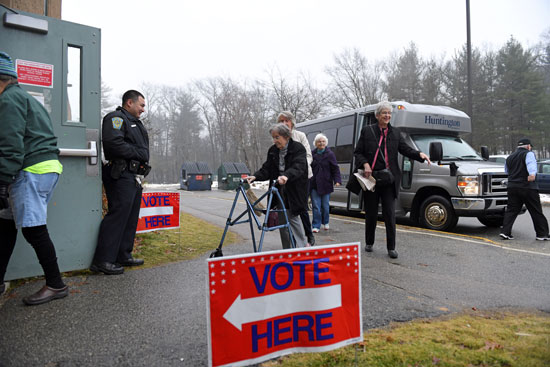سيدة مسنة تصل إحدى اللجان الانتخابية للتصويت فى الانتخابات التمهيدية للرئاسة الأمريكية