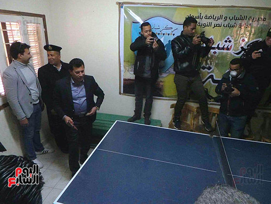 وزير الرياضة يتحدى محافظ أسوان فى مباراة تنس طاولة (4)