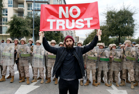 متظاهر-يرفع-لافتة-لرفض-منح-الثقة-للحكومة-الجديدة