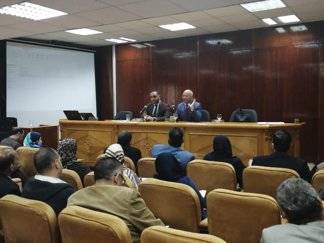 رئيس جامعة بنها يفتتح دورات تدريب جائزة مصر للتميز الحكومى (2)
