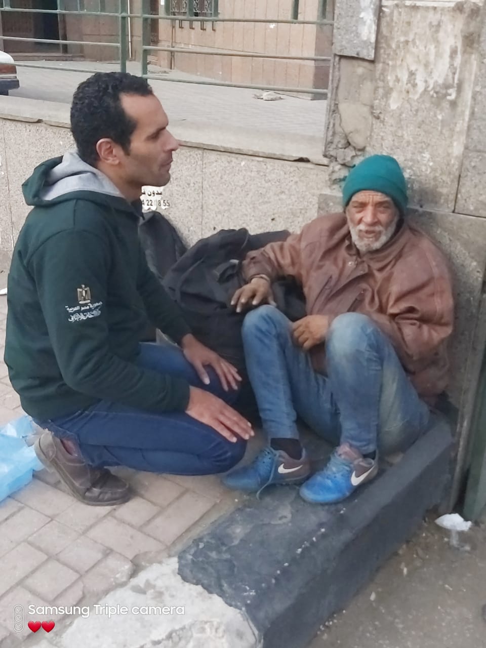 إنقاذ  مسن  بالقاهرة ونقله  الى دار رعاية   (1)