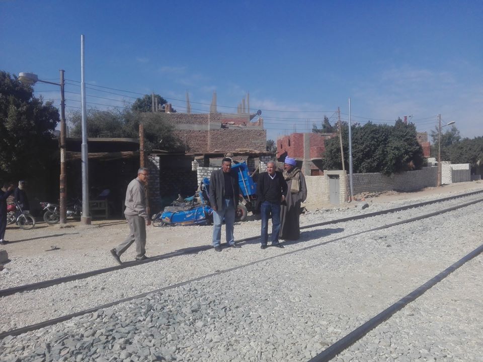 رئيس مدينة إسنا يتفقد موقع حادث قطار 997 بقرية الحلة (4)