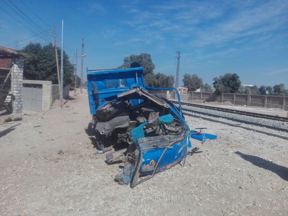 رئيس مدينة إسنا يتفقد موقع حادث قطار 997 بقرية الحلة (2)