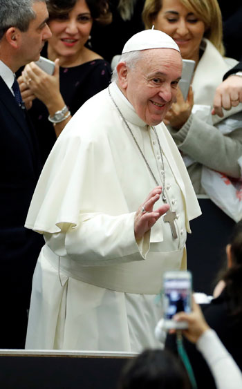 البابا-فرنسيس-يلوح-لمحبيه-المحتشدين-بالفاتيكان