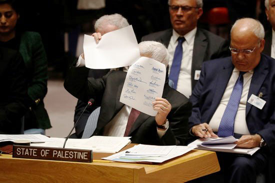 الرئيس-الفلسطينى-محمود-عباس-يرفع-أكثر-من-وثيقة-خلال-كلمته-أمام-مجلس-الأمن
