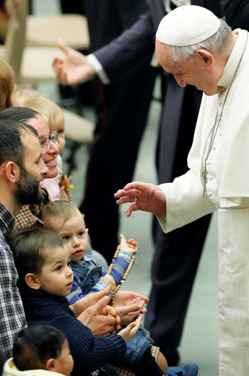 البابا-يبارك-طفل-وسط-أسرته