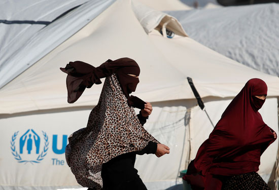 نساء وأطفال داعش محتجزين فى مخيمات