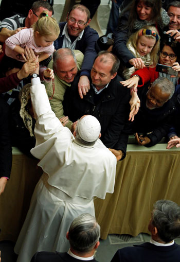 الحضور-يسعون-للحصول-على-تبريكات-البابا