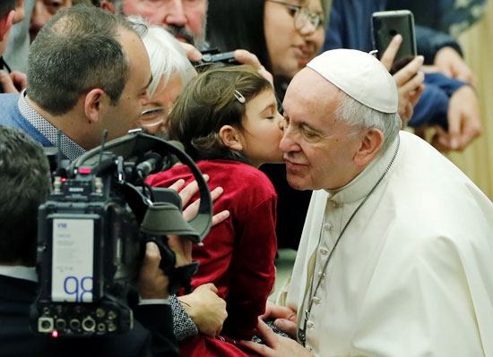 طفلة-تطبع-قبلة-على-وجنة-البابا