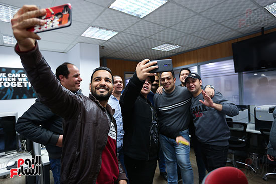 عمر كمال يلتقك صور تذكارية مع الزملاء فى اليوم السابع