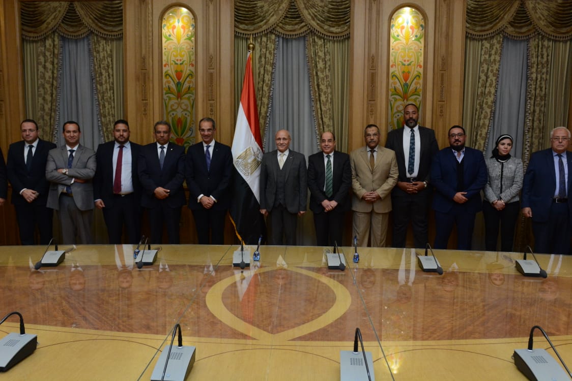 صورة جماعية لمسؤولى الوزارتين صورة جماعية لمسؤولى الوزارتين