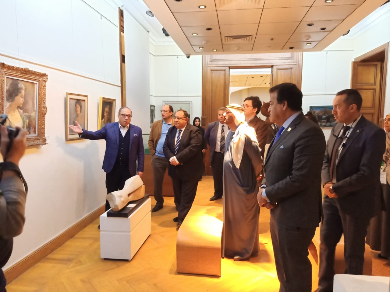 وزير التعليم العالى ووزير التعليم الإماراتى فى زيارة لكلية الفنون الجميلة بالزمالك (2)