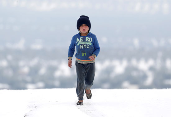 طفل سورى وسط الثلوج