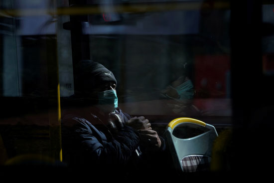رجل صينى يركب حافلة