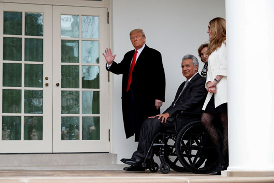 الرئيس الأمريكي دونالد ترامب والسيدة الأولى ميلانيا ترامب يمشيان مع رئيس الإكوادور لينين مورينو وزوجته روتشيو جونزاليس