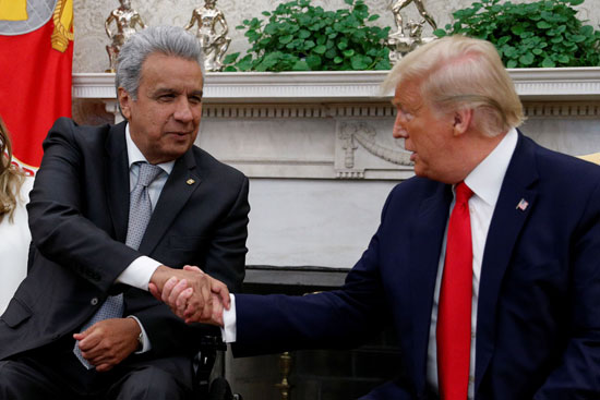 لرئيس الأمريكي دونالد ترامب يصافح رئيس الإكوادور لينين مورينو في المكتب البيضاوي