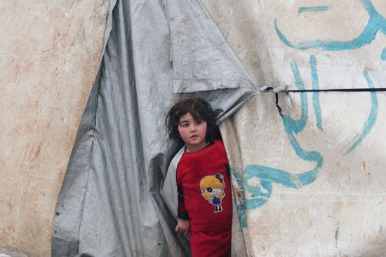 طفلة سورية فى الخيمة