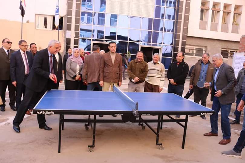 رئيس جامعة المنوفية يلعب تنس الطاولة (2)