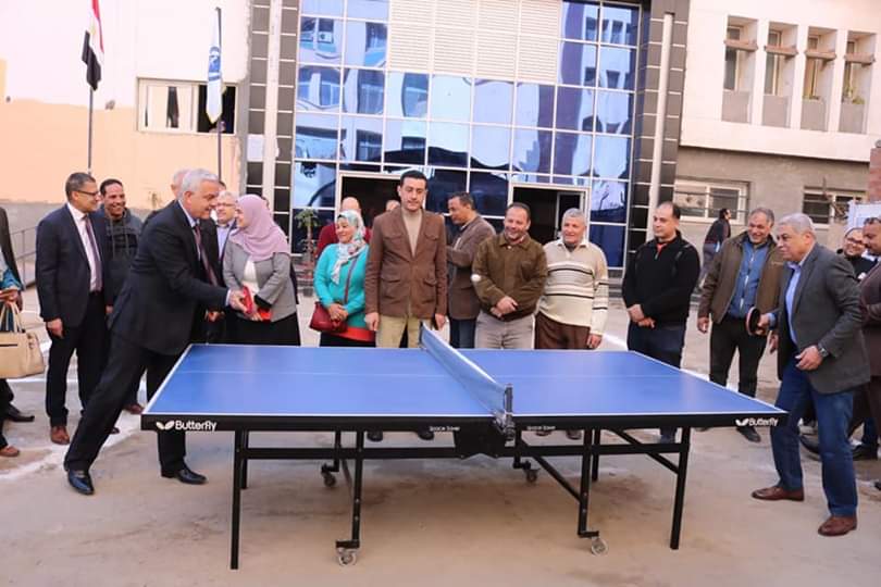 رئيس جامعة المنوفية يلعب تنس الطاولة (3)