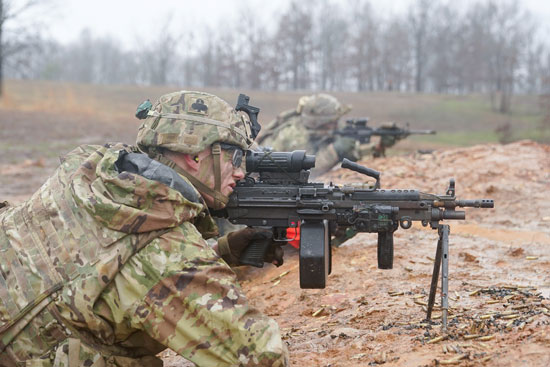 جنود أمريكيون يصوبون أسلحتهم تجاه الأهداف المطلوبة