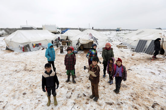أطفال سوريين وسط الثلوج
