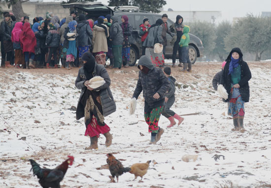 سوريون وسط الثلوج