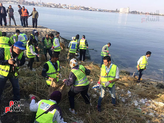 شباب بتحب مصر ينظفون شاطئ بحيرة التمساح بالإسماعيلية (1)