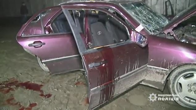 الدماء تسيل على السيارة بعد الانفجار