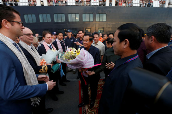 رئيس وزراء كمبوديا يستقبل ركاب السفينة بالورود