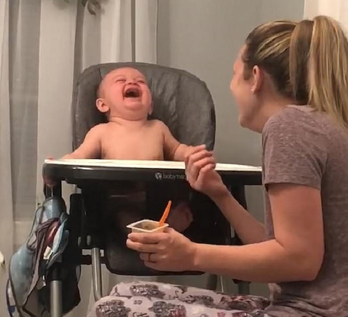 طفل يضحك بسبب عطس امه