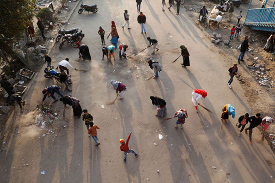 شباب ينظفون محيط الاحتجاجات