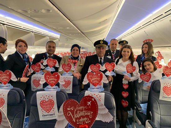 مصر للطيران تشارك المسافرين الإحتفال بعيد الحب (4)
