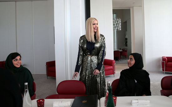 إيفانكا ترامب تلتقي بمجموعة من النساء أثناء زيارة متحف اللوفر أبو ظبي