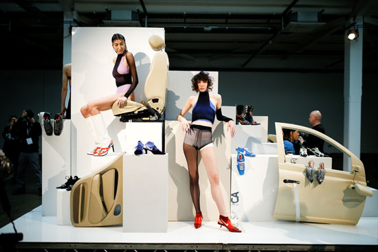 تقدم النماذج إبداعات خلال عرض Ancuta Sarca خلال أسبوع الموضة في لندن في لندن