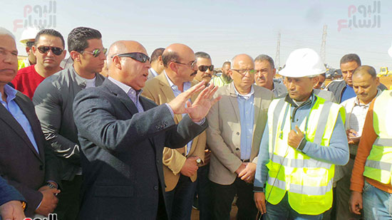 كامل الوزير يتفقد مشروعات محاور النيل (1)