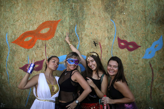 يلتقط المحتفلون صورا أثناء الحشد السنوي المعروف  في ريو دي جانيرو