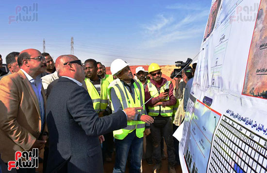 كامل الوزير يتفقد مشروعات محاور النيل (6)