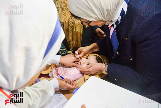 وزيرة الصحة خلال الحملة القومية للتطعيم ضد شلل الأطفال