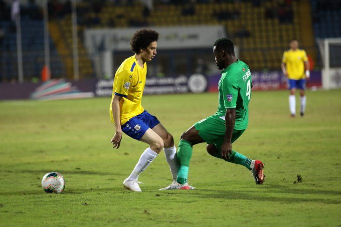 محمد صادق يحاول استخلاص الكرة من أحد لاعبى الرجاء