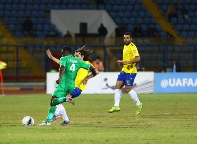 همام طارق يستخلص إحدى الكرة من أمام أحد لاعبى الرجاء