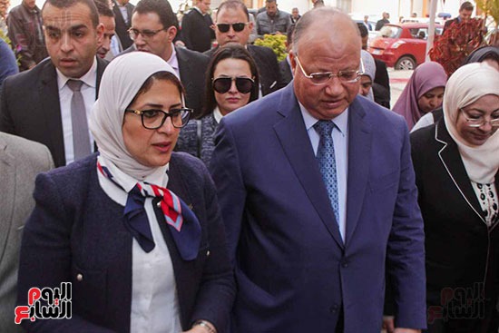وزيرة الصحة ومحافظ القاهرة خلال إطلاق الحملة بالأسمرات