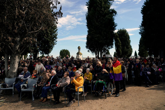 مراسم دفن 245 شخصًا قُتلوا على يد قوات الدكتاتور الإسبانى الراحل فرانسيسكو فرانكو