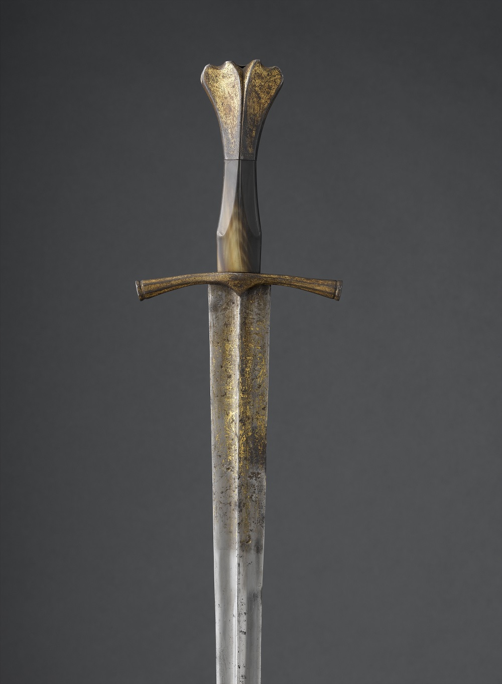 أحد السيوف الأثرية فى متحف اللوفر أبوظبى