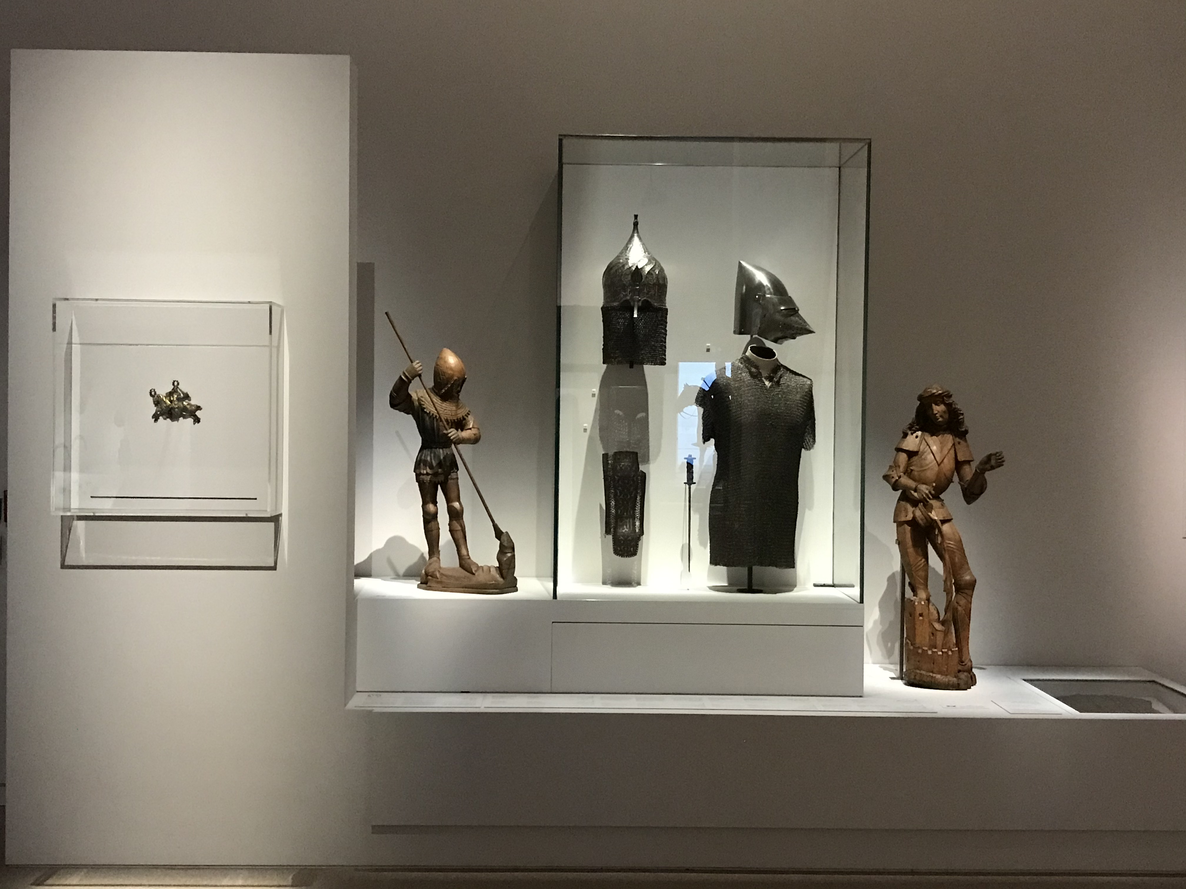 قطع فنية وملابس عسكرية للفرسان فى معرض الفروسية فى متحف اللوفر أبوظبى